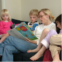 Mãe lendo com crianças - crédito: sxc.hu