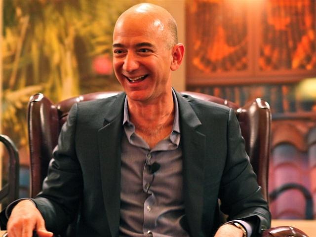 Jeff Bezos rindo
