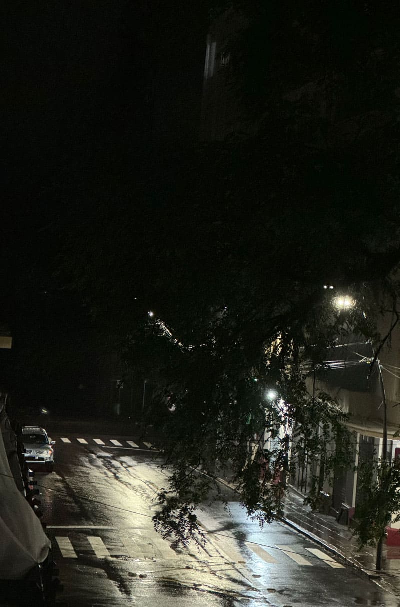 Centro de Porto Alegre, rua Doutor Flores parcialmente no escuro (17/04/2024)